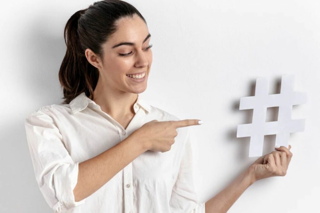 Mujer sostiene hashtag - T1 Páginas